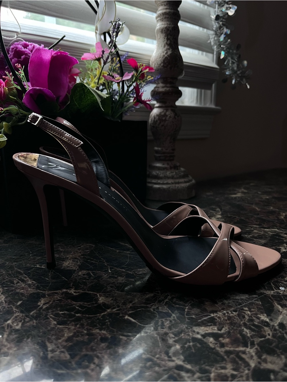 Giuseppe Zanotti
Dorotee
Patent Leather
Criss/Cross Heel/Pumps
39 EU/9 USA Wom - Picture 6 of 11